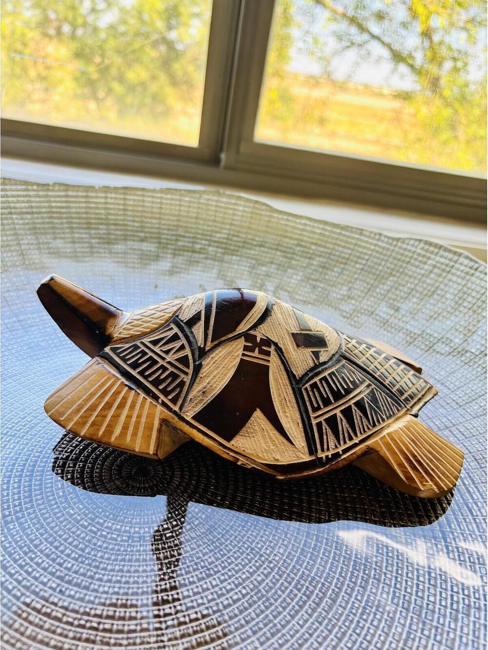 handcrafted wooden sea turtle statue from Fiji - Picture 5 of 7